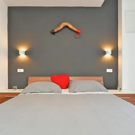 Apartamento Mirella 1745 *
